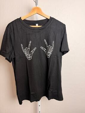 Skeleton Hands Rock Sign Graphic T-Shirt Black Short Sleeve Women’s Large